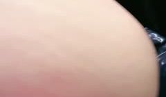 气质新人美少妇，露奶白色衣服，手指掰穴私处粉红色