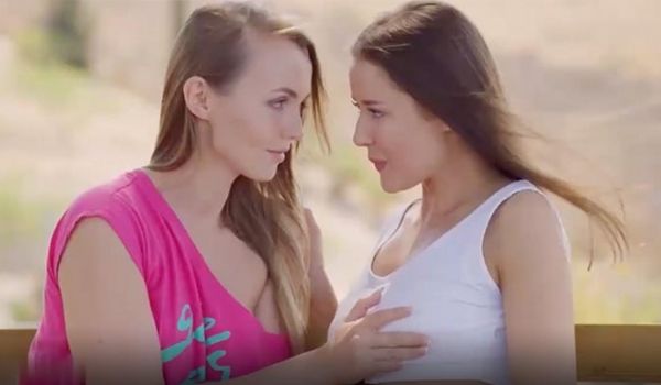 [女同]郊外闺蜜直接帮我舔逼细心的服务真是爽!