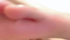 一脸英气美女！蜜桃美臀大尺度，振动棒插得小穴湿湿