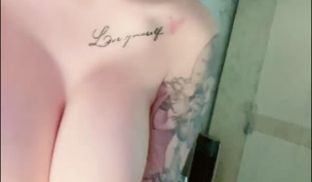 花臂纹身D罩杯小姐姐，奶子又大又圆，和炮友大晚上
