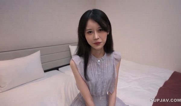 中出苗条美女