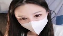 黑框眼镜网红尤物！干净白虎美穴！跳蛋磨蹭塞入
