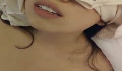 绿帽把老婆眼睛蒙起来，让单男进入房间和老婆享受。