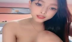 直播红唇妖艳漂亮小姐姐和男友激情