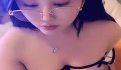 颜值不错的骚逼人妻露脸大秀，乳晕上面都有纹身真鸡