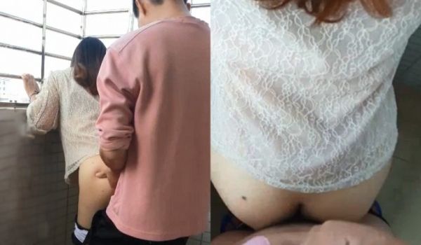 闯入正在吃早餐的少妇家~直接拉到阳台打一砲~白天