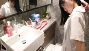 自拍精选骚货被调教脱掉内衣内裤1...
