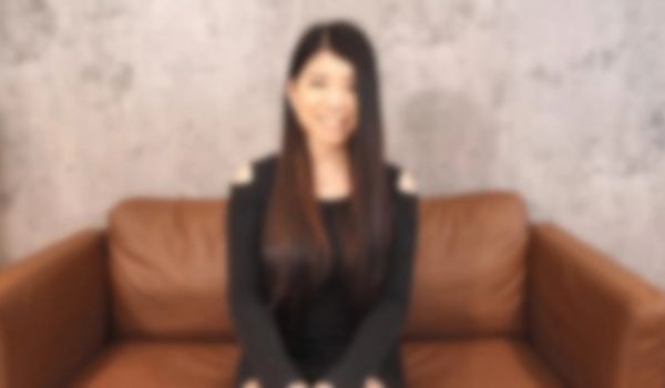 有着黑色长发和钟型胸部的美少女。