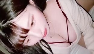 超高质量女神！如此漂亮甜美的大眼御姐，调戏比她小