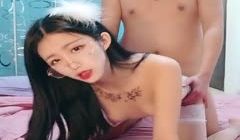 御姐范带着眼镜美妞,激情大战头套男,白丝美腿高跟