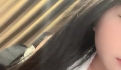 短发10级清纯甜美耐看小美眉，居然敢在空旷的公园