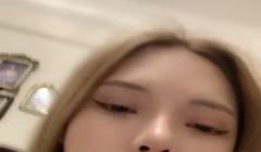 萱萱美女一个人在床上发骚，全程露脸听狼友指挥互动