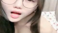 长腿肥臀眼镜骚货淫声荡语撩骚互动,掰穴扣逼自慰_