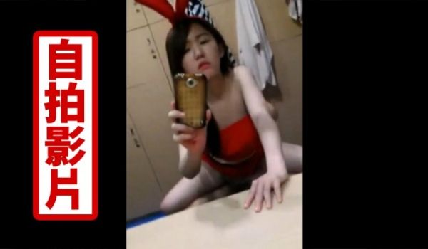 小情侣在球员休息室激啪一波~戴着兔子耳朵镜子前淫