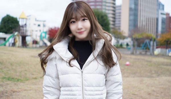 在加尔巴打工的苗条女大学生的惊人性感。表情、动作