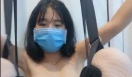 逼逼无毛苗条妹子吊在空中自慰.