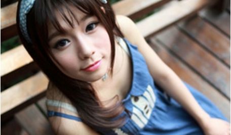 医生检查女模特身体