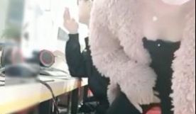 饥渴清纯女主播现场直播网吧勾引保安值班室啪啪.