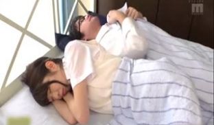 被帅气的男朋友命令,跟讨厌的男生上床.