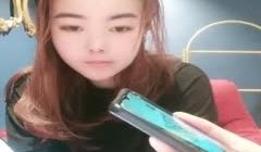 老哥越南约了个颜值不错妹子激情啪啪扣逼后入沙发上