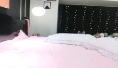 金发苗条骚女【奶油甜心】黑丝舔足自摸道具自慰，舔