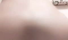 小哥都睡着了这少妇还不放过他，舔硬了坐上来自己动