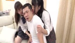 IENF003妹妹与班上女同学5人与我一位う男性