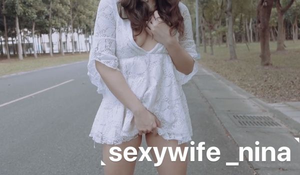 白丝蕾丝裙掀起来露出白圆大屁股的。
