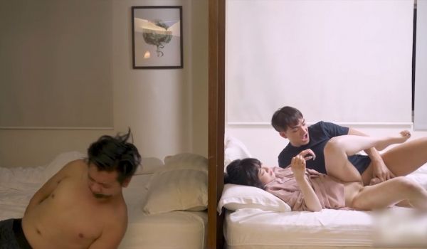 报复同事，当面强奸他的巨乳妻子的。
