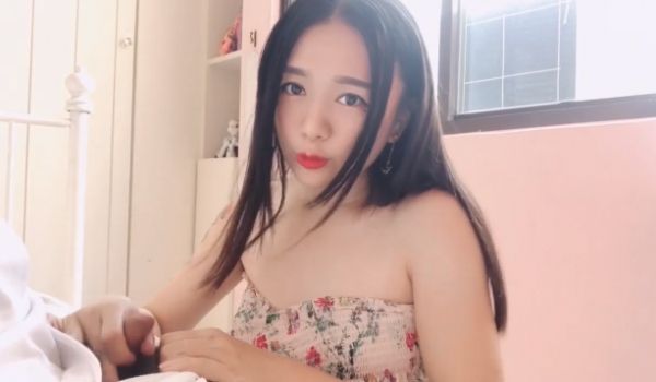 欲求不满少妇深夜街头随机捕获路人情侣 带回房激情