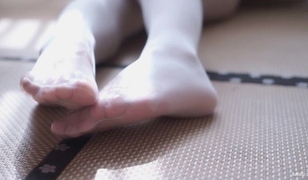 办公室OL丝袜足交诱惑 芊芊美脚挑逗揉捏欲火难耐