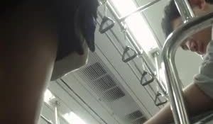 南韩地铁尾随抄底偷拍美腿短裙～04