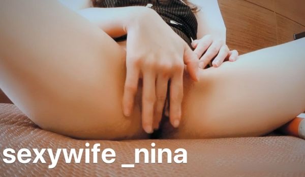 欲求不满的骚货抱怨男友不操她 饥渴难耐只能自己动
