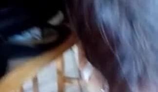 模范生特权？自修课同学拼命读书女老师却在他的胯下