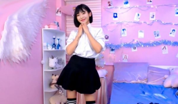 [欧美] 短发正妹不停撩裙揉衣~制服下的神秘胴体