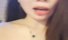 颜值不错身材丰满美女直播 激情自慰大秀 十分诱人