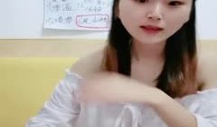 颜值不错会喷奶的小粉妹双人直播大秀 自慰口交激情