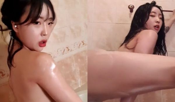 [韩国] 洗澡前就是要这样子玩~还不忘直播给哥哥