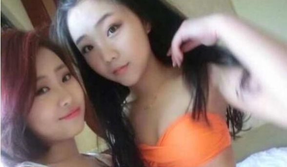 某地漂亮美女模特出名前与男友演绎护士故意挑逗病人