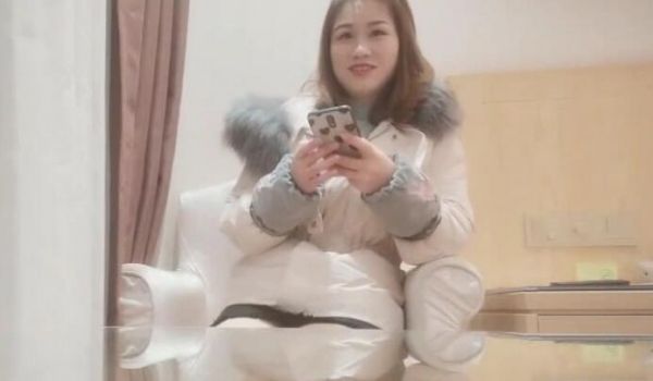 帅小伙微信勾搭了很久的漂亮美少妇,趁她老公不在约
