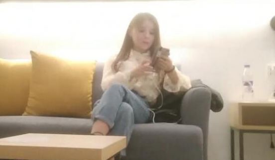 老哥找了个身材丰满小姐直播啪啪 沙发上摸奶口交互