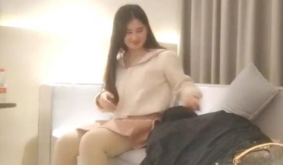 午夜寻花约了个长相甜美粉裙妹子啪啪 沙发调情扣逼