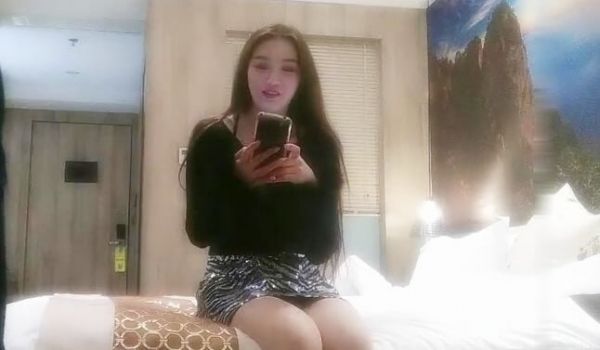 胖男探花约了个黑衣丰满少妇啪啪 口交床边张开双腿