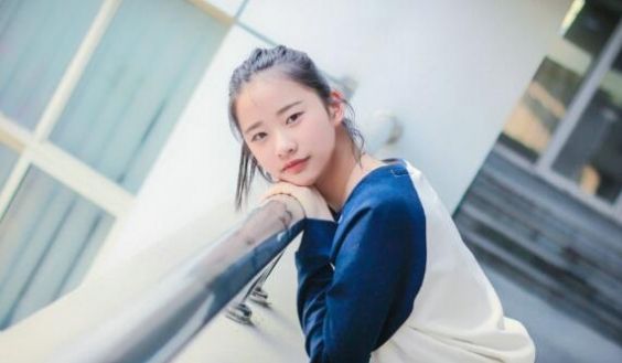 老哥约了个苗条妹子啪啪 洗澡口交沙发上玩弄逼逼上