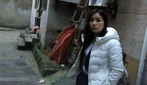 傍晚穿梭在城中村的小巷站街妹子纷纷出来搭讪跟了个