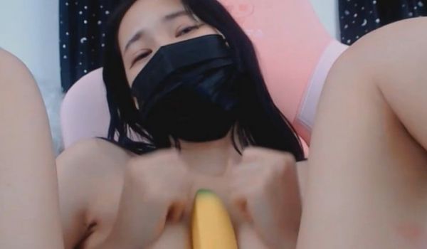 [韩国] 长髮妹妹在线裸聊，准备了一根香蕉想跟哥