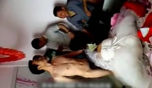低俗闹洞房，让一对新人脱光衣服当场验身，新娘子不