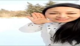 这个太屌了网红主播铁锤妹妹在雪地里野战直播吃一口
