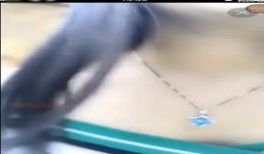 美女主播户外马路边直播观众刷礼物让她对着路过的司