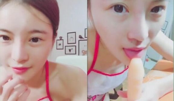 皙清纯妹子穿着情趣布兜表演口活技术